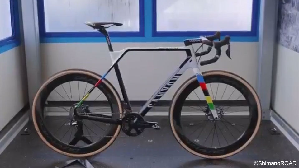 De fiets van Mathieu van der Poel draagt de regenboogkleuren.