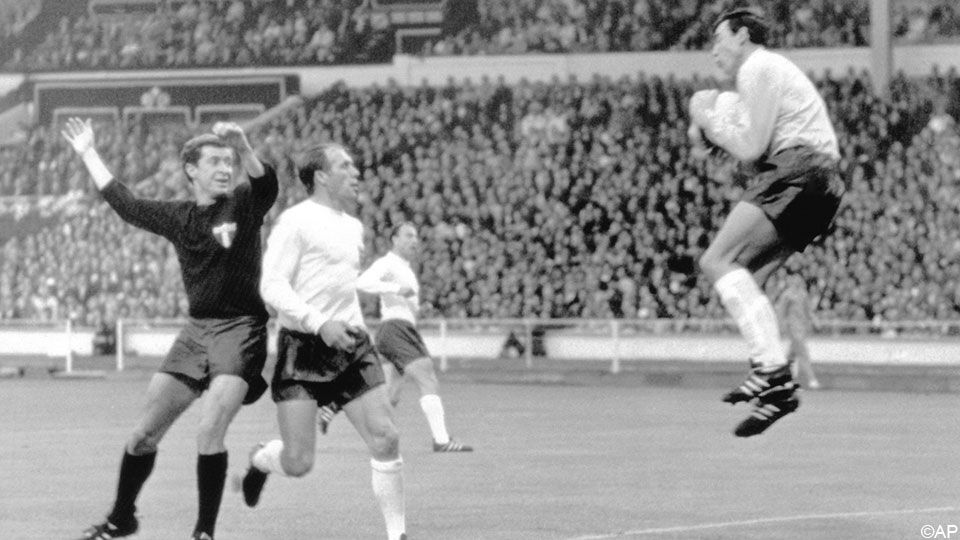 Gordon Banks vangt de bal op het WK 1966 in de match Engeland-Mexico.