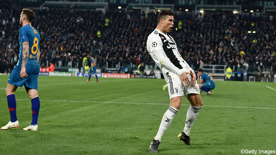 Ronaldo imiteert de pose van Simeone en grijpt naar zijn kruis.
