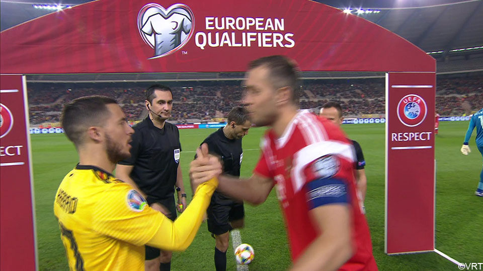 Eden Hazard schudt de hand met collega-aanvoerder Dzjoeba.