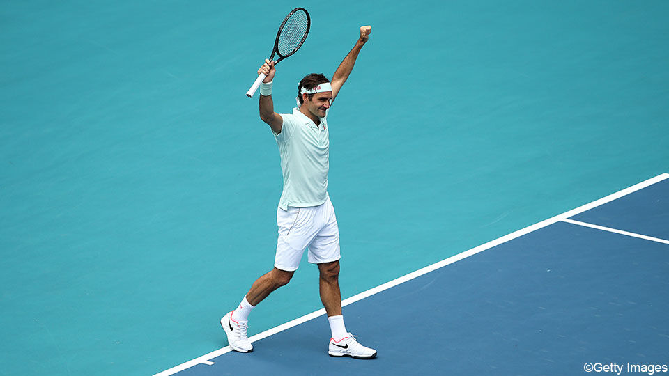 Roger Federer maakt het zegegebaar in Miami.