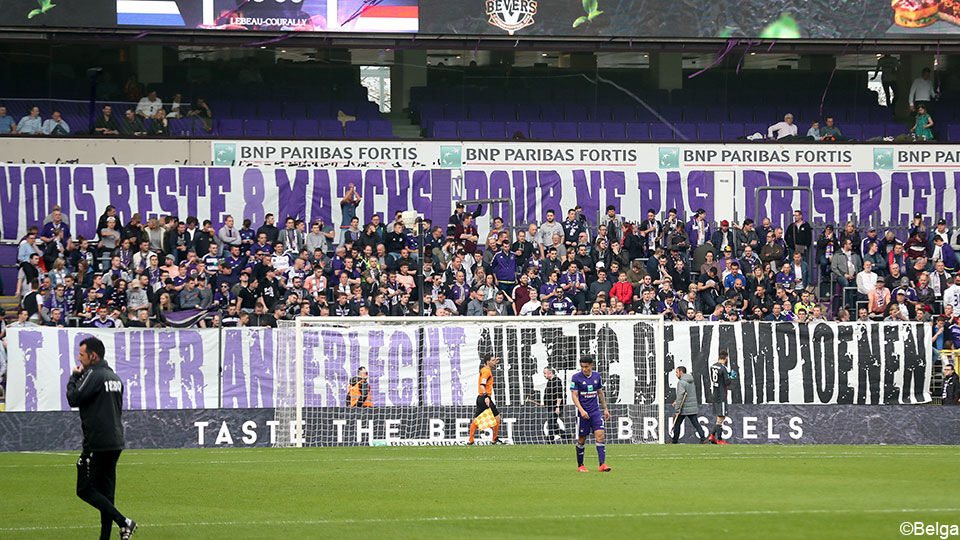 De Anderlecht-supporters uitten hun onvrede tijdens de match tegen Antwerp met grote spandoeken.