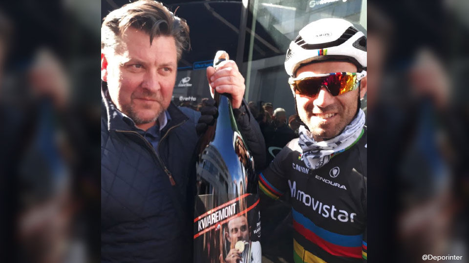 Bierliefhebber Valverde kreeg van Nico Matten een fles Kwaremont.