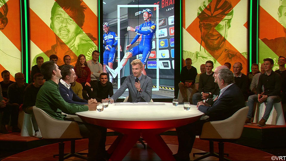 Benoot, Lampaert, Merckx en Wuyts kijken toe aan de tafel van Extra Time Koers.
