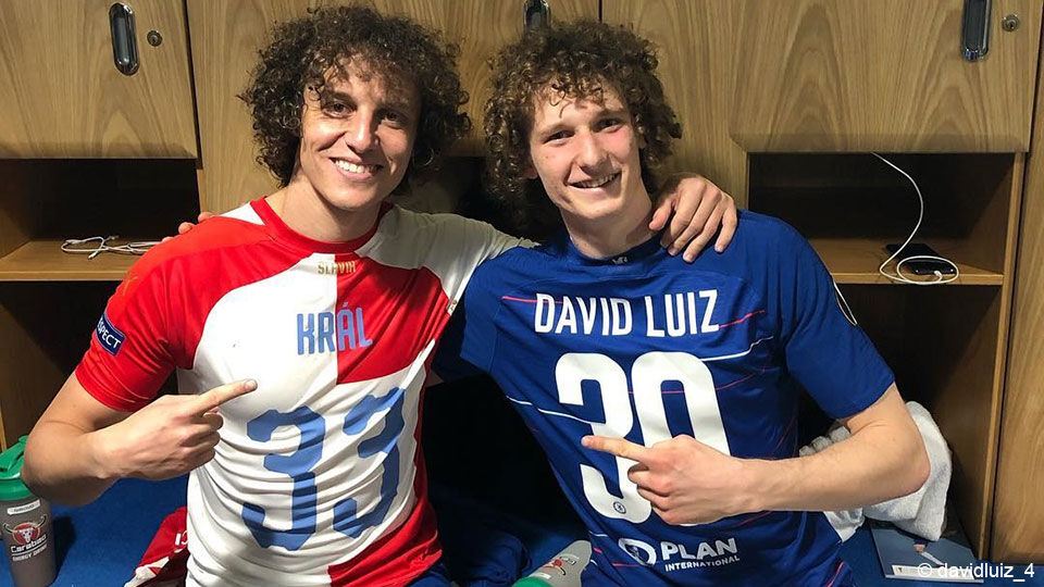 David Luiz zit links, Alex Kral rechts.