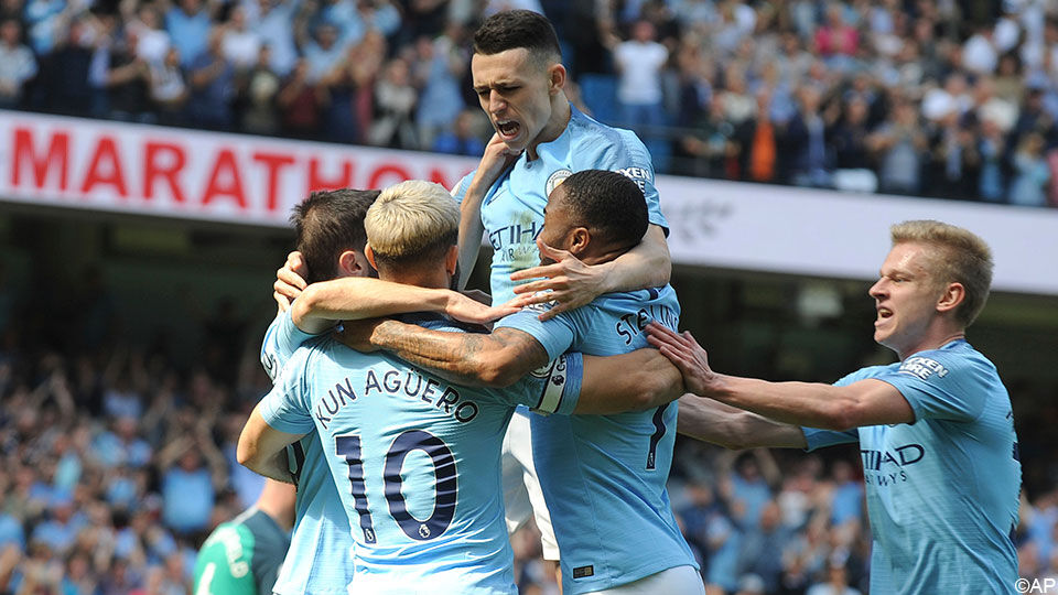 De Manchester City-spelers vieren het vroege doelpunt van Phil Foden.