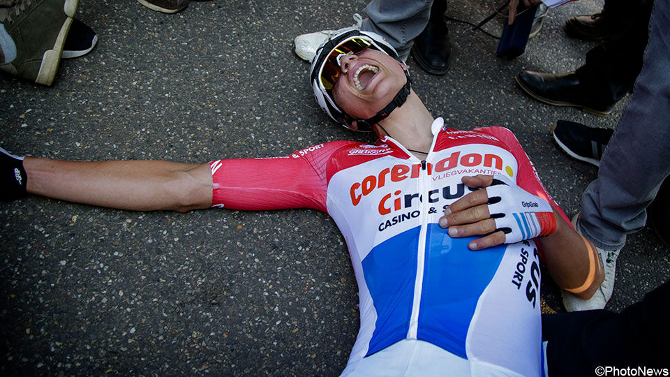 Mathieu van der Poel schreeuwt zijn vreugde uit na de Amstel Gold Race.