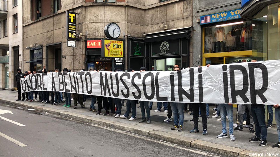 Lazio-fans met een pro-Mussolini-spandoek in hartje Milaan.