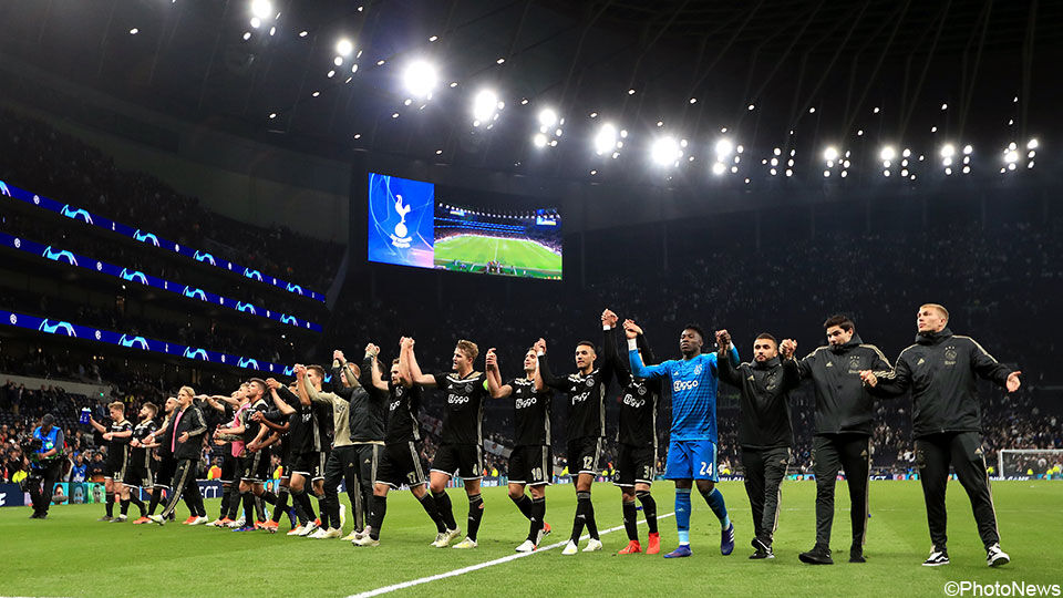 De Ajax-spelers vieren met hun fans.