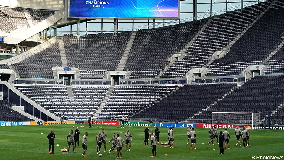 De Ajax-spelers konden gisteren al trainen in het gloednieuwe stadion van Tottenham.