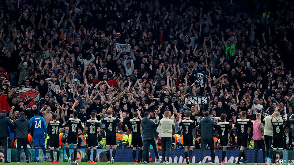 Ajax viert de overwinning met zijn aanhang in het stadion van Tottenham.