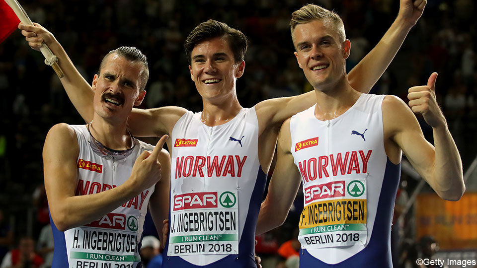 Jakob (m) en Filip Ingebrigtsen (r) nemen het tegen elkaar op in de 800 meter, Henrik (l) loopt de 1.500 meter.