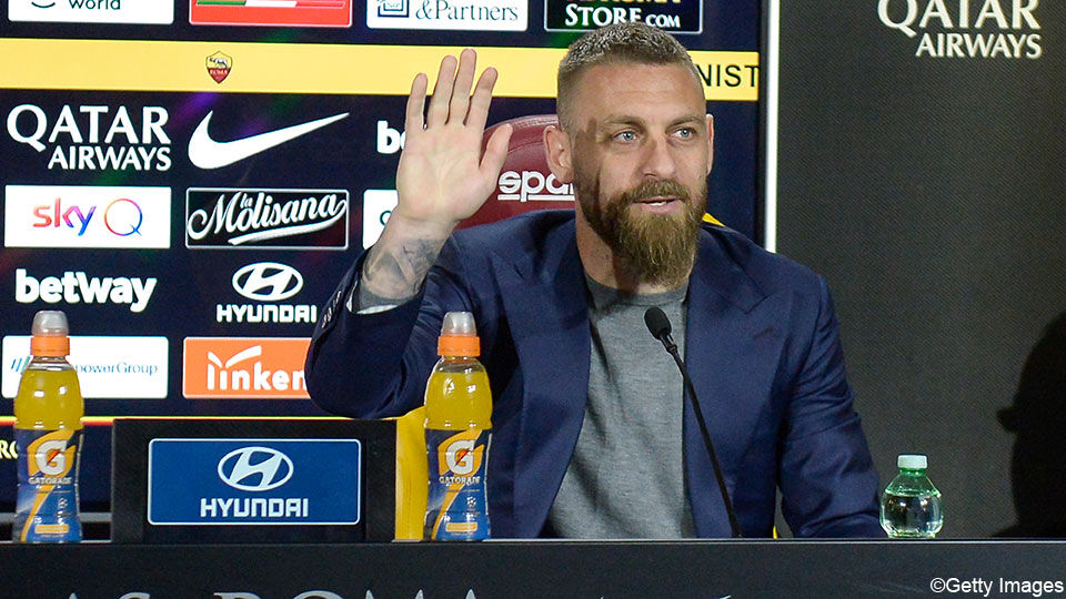 Daniele De Rossi op de persconferentie over zijn afscheid bij Roma.