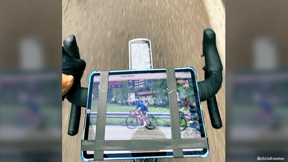 Door een tablet op zijn stuur te plakken, kan Froome de Giro perfect volgen.