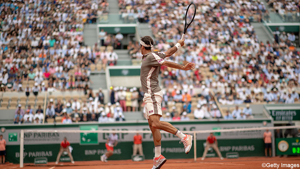 Roger Federer demonstreert zijn backhand.
