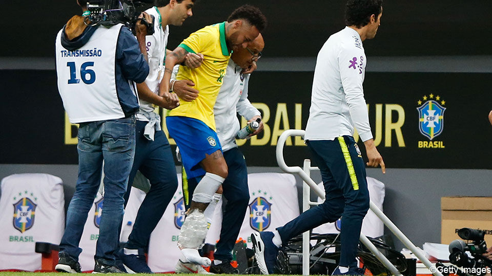 Neymar hinkt van het veld.