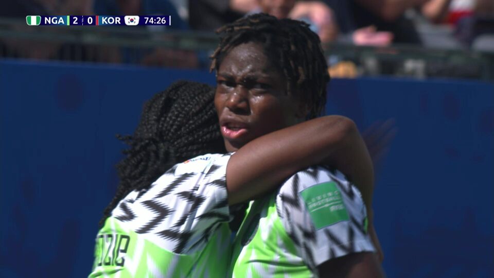De Nigeriaanse Oshoala maakt de 2-0.