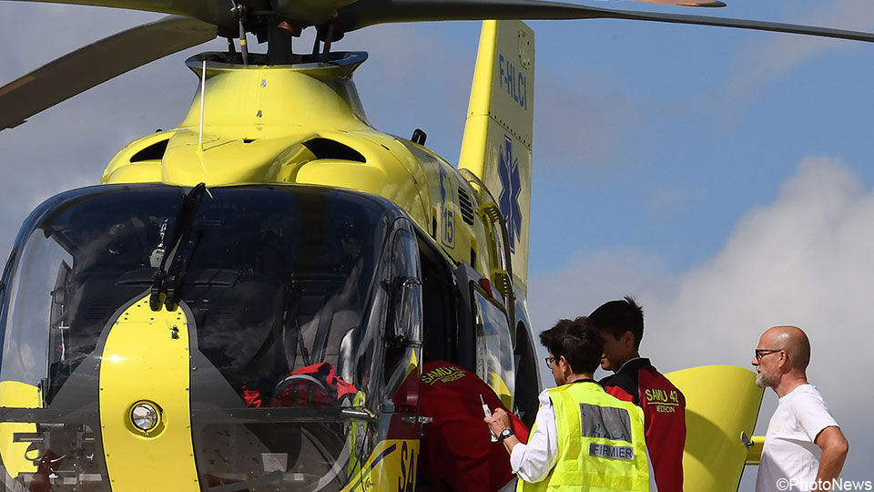 Chris Froome werd per helikopter naar Saint-Etienne gevoerd.