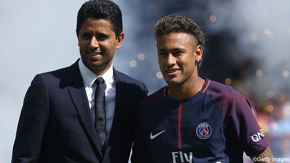 Neymar (r) met PSG-voorzitter Nasser Al Khelaïfi.