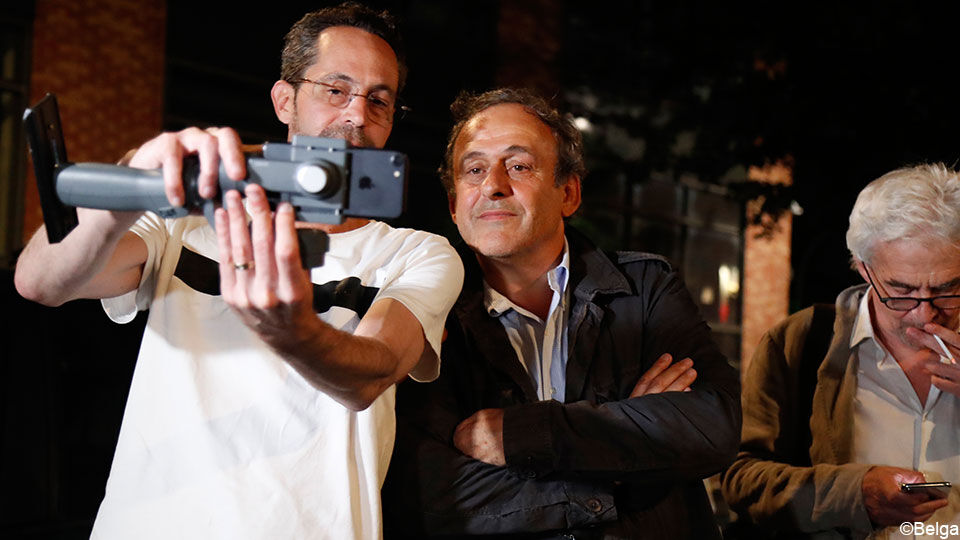 Michel Platini maakt tijd voor een selfie.