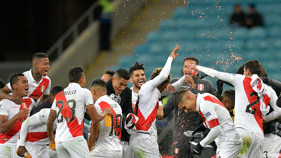 Peru viert na de 3-0-zege tegen Chili.