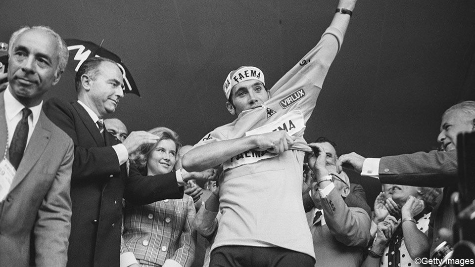 Eddy Merckx hijst zich in het geel tijdens de Tour van 1969.