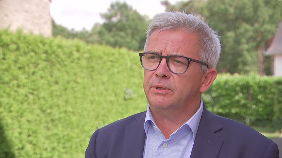 Vlaams Parlements­voorzitter Van Dijck (N-VA) na rijden ...