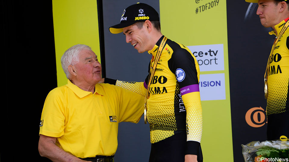 Raymond Poulidor, de opa van Mathieu van der Poel, feliciteert Wout van Aert op het Tour-podium.