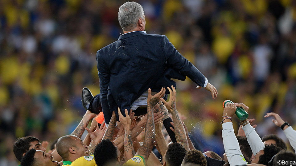 De Braziliaanse spelers gooien bondscoach Tite in de lucht na de gewonnen Copa America.