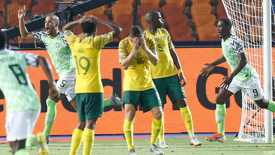 Nigeria verslaat Zuid-Afrika met 2-1 in de kwartfinale van de Afrika Cup.
