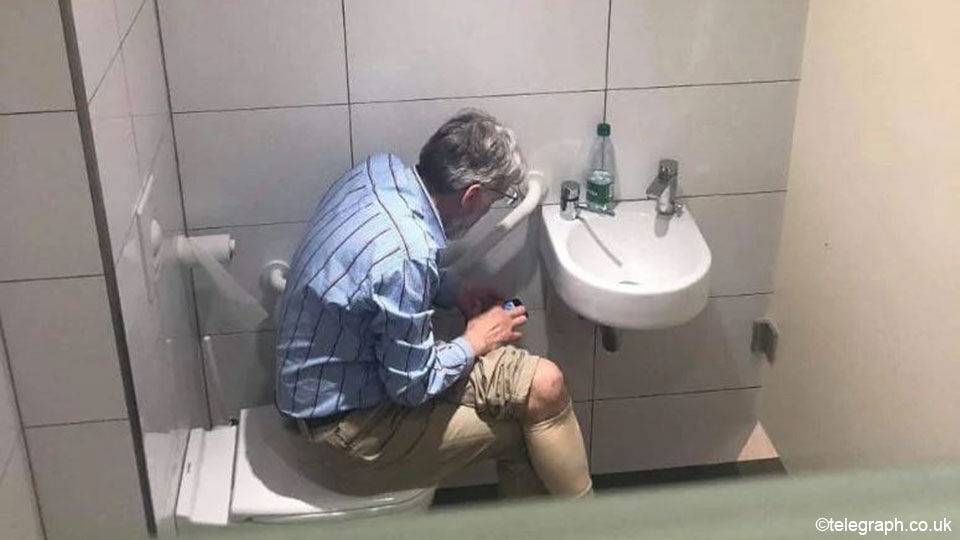 Igor Rausis tijdens een toiletbezoek.