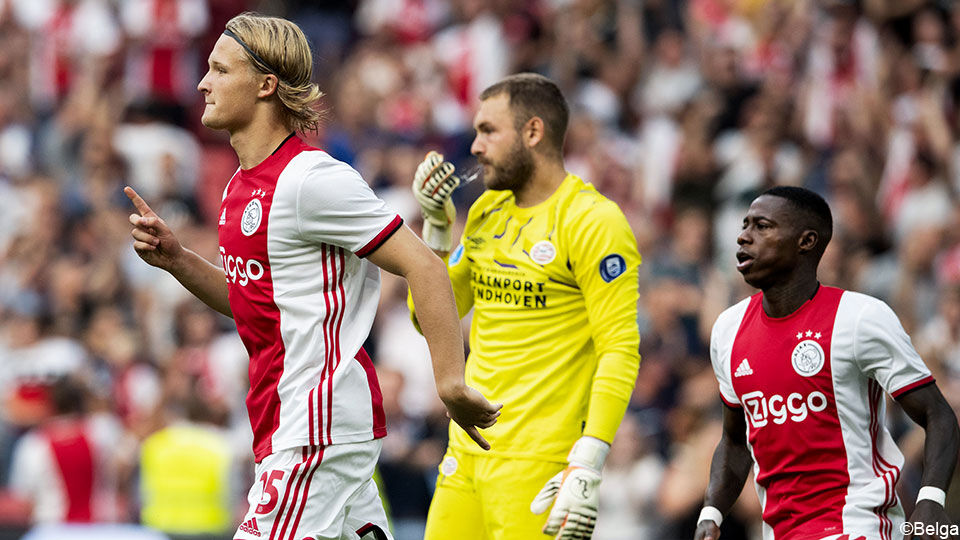 Kasper Dolberg met het zegevierende vingertje. Hij heeft Ajax zojuist op voorsprong gebracht tegen PSV.