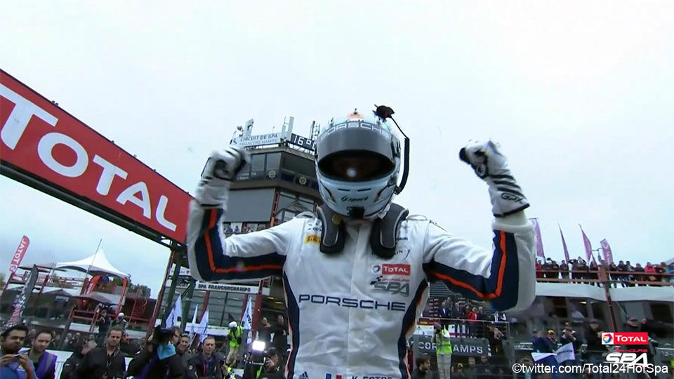 Kevin Estre viert zijn overwinning in de 24 u van Spa-Francorchamps.