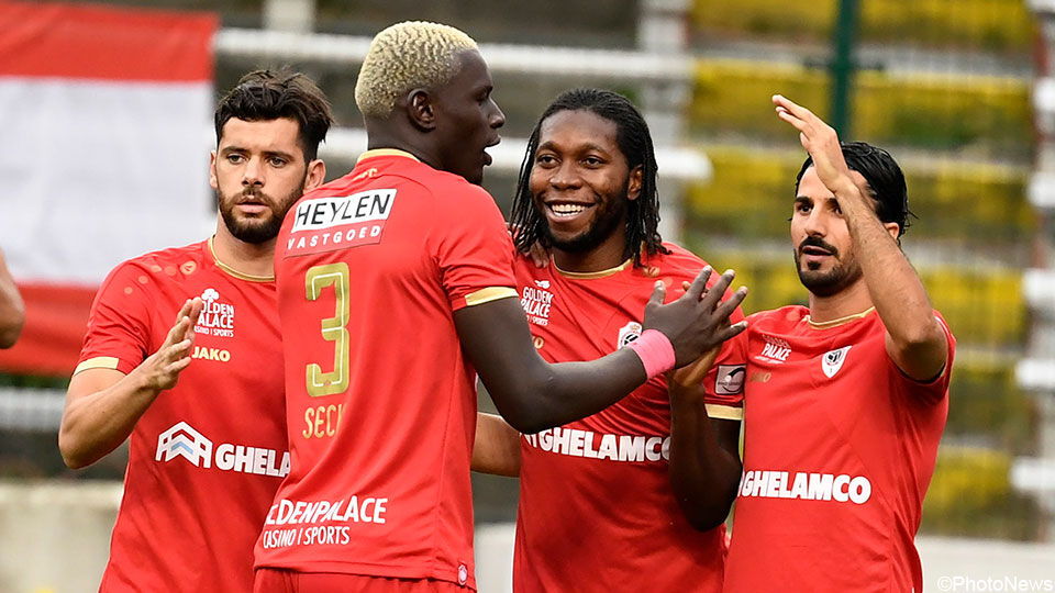 De Antwerp-spelers vieren de 1-0 van Mbokani.