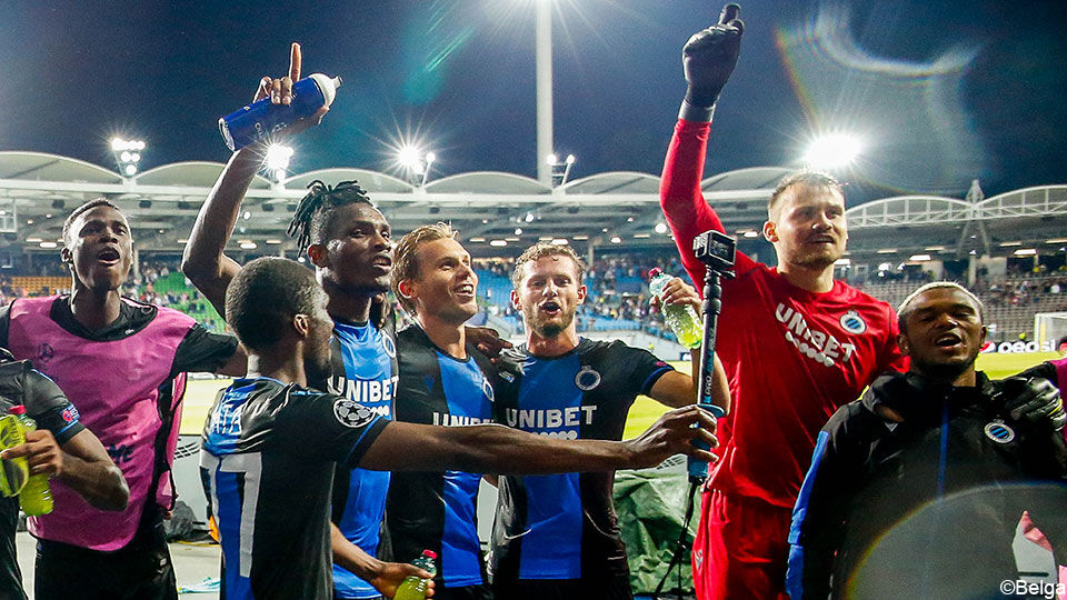 De spelers van Club Brugge feesten met de fans in Linz.