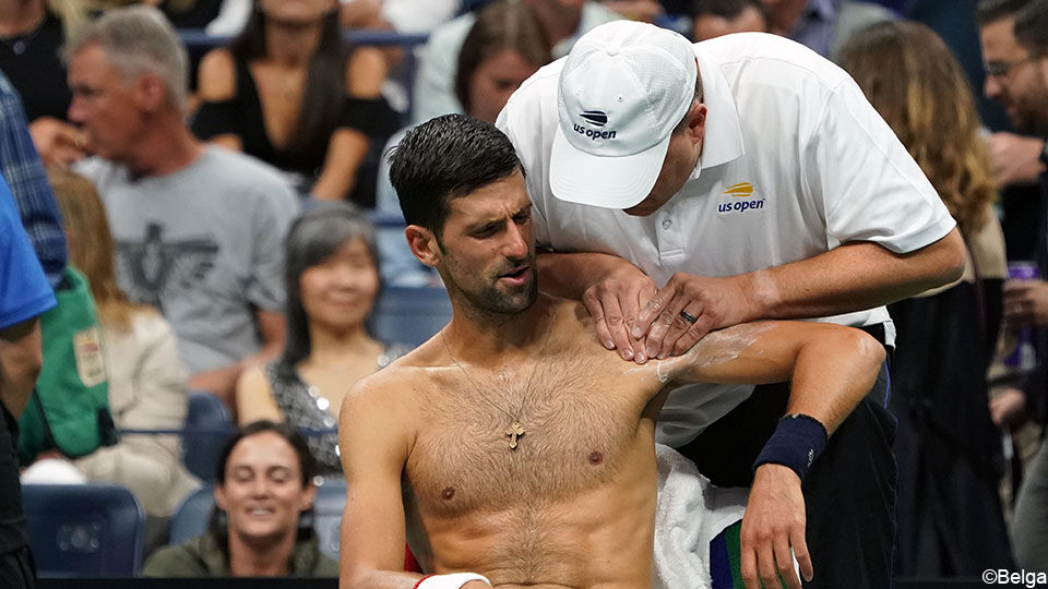 Novak Djokovic krijgt verzorging aan zijn schouder.