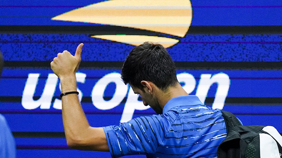 Djokovic verlaat de arena van de US Open.