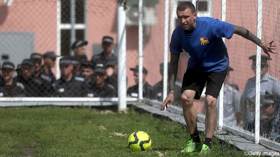 Pavel Mamajev tijdens een potje voetbal in de gevangenis.
