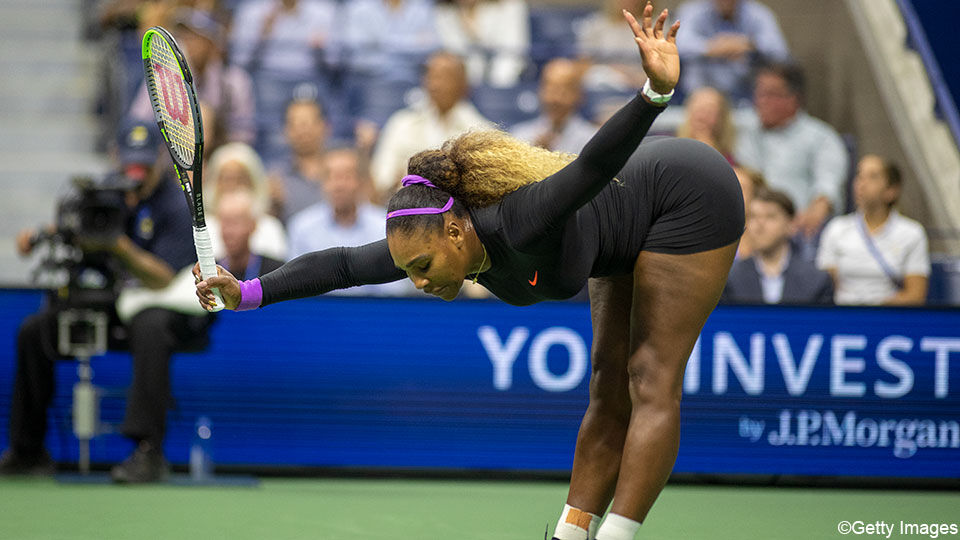Serena Williams bedankt de fans na haar gewonnen halve finale.