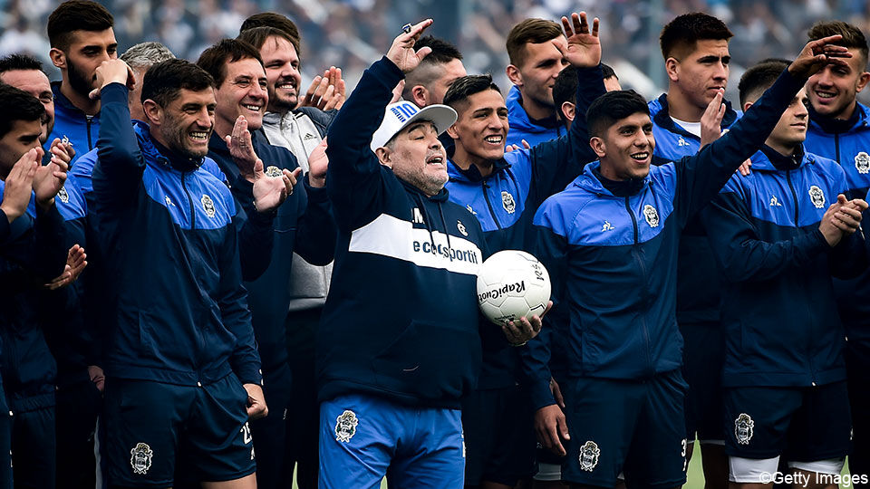 Diego Maradona (midden) begroet de aanwezige supporters.