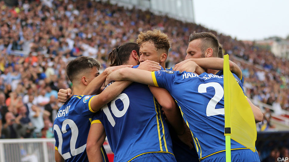 De nationale ploeg van Kosovo viert samen een doelpunt.
