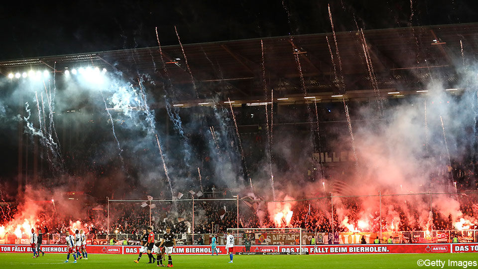 Waanzinnige taferelen in het Millerntor-stadion van St. Pauli.