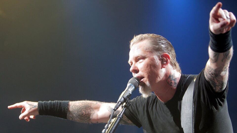 James Hetfield laat zich opnieuw behandelen voor zijn verslaving, Metallica stelt tournee uit - VRT NWS