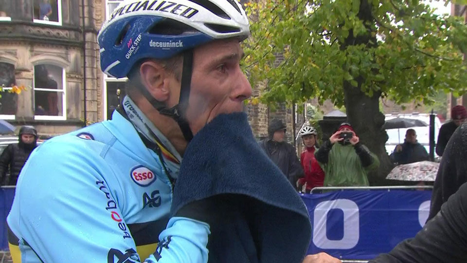 Philippe Gilbert vocht tegen de tranen toen hij van zijn fiets stapte.