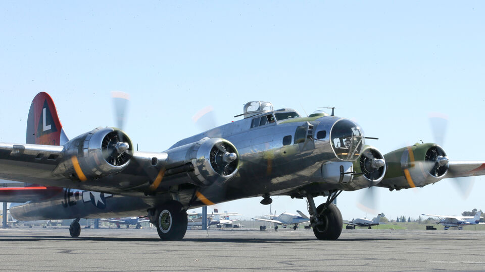 B-17-bommenwerper Uit De Tweede Wereldoorlog Stort Neer In Noordoosten ...