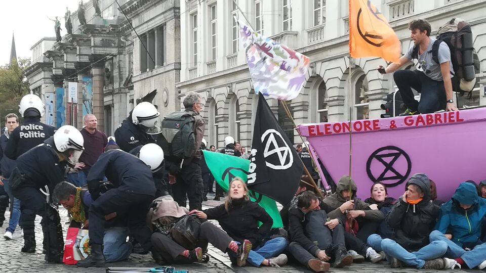 De waarheid mag gezegd. ???????????????? Politie "pispaal" na klimaatbetoging: "Bij rechtse organisaties neemt stadsbestuur wél alle maatregelen".
