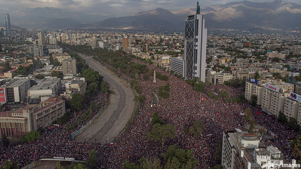 In Chili komt de bevolking al wekenlang op straat om te protesteren.