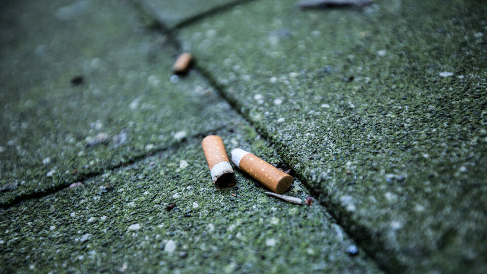 Rokers, opgelet: je peuk op de grond gooien kan je in Brussel duur te staan komen - VRT NWS