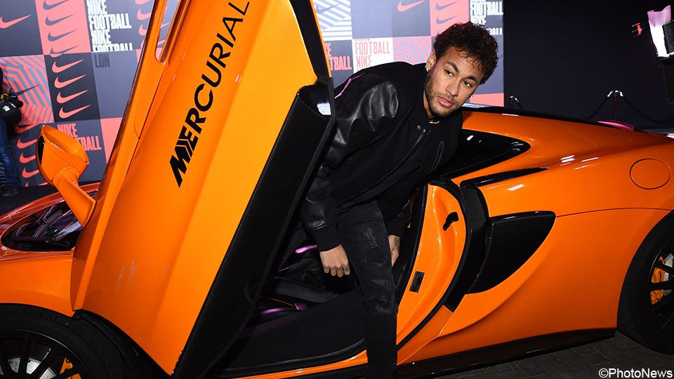 Neymar  is ook een fan van snelle wagens
