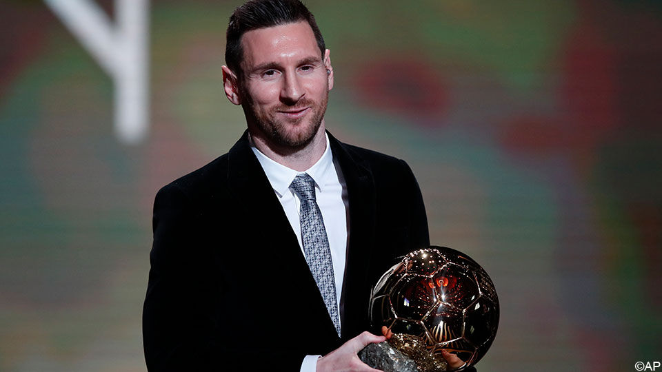 Lionel Messi met zijn zesde Gouden Bal.